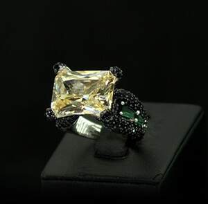 Каблучка у срібному покритті з лимонним Топазом, зеленими та чорними цирконами 6,15 карат Каблучка у срібному покритті з лимонним Топазом, зеленими та чорними цирконами 6,15 карат