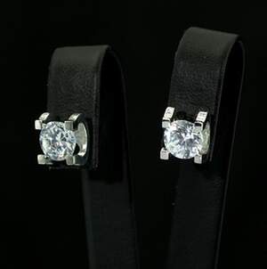 Серебряные серьги 925 пробы 3,7 г с белыми цирконами 4,5 карат Серебряные серьги 925 пробы 3,7 г с белыми цирконами 4,5 карат