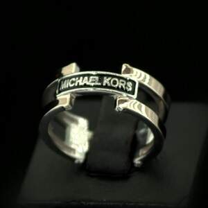Серебряное кольцо 925 пробы с позолотой 375 пробы 5,8 г с емаллю. репліка Mihael Kors Серебряное кольцо 925 пробы с позолотой 375 пробы 5,8 г с емаллю. репліка Mihael Kors