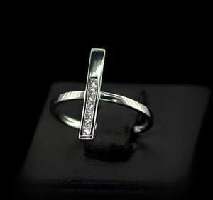 Серебряное кольцо 925 пробы 1,4 г с белыми цирконами 0,12 карат Серебряное кольцо 925 пробы 1,4 г с белыми цирконами 0,12 карат