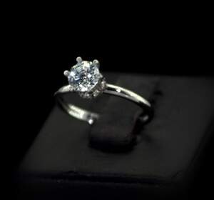 Серебряное кольцо 925 пробы 1,45 г с белыми цирконами 1,69 карат Серебряное кольцо 925 пробы 1,45 г с белыми цирконами 1,69 карат