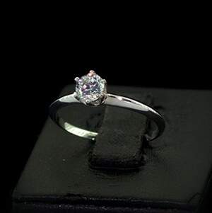 Серебряное кольцо 925 пробы 1,31 г с белым цирконом 0,85 карат Серебряное кольцо 925 пробы 1,31 г с белым цирконом 0,85 карат