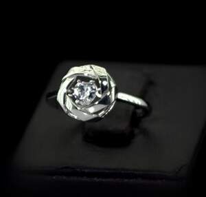 Серебряное кольцо 925 пробы 2,05 г с белым цирконом 0,81 карат Серебряное кольцо 925 пробы 2,05 г с белым цирконом 0,81 карат