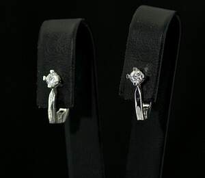 Серебряные серьги 925 пробы 1,45 г с белыми цирконами 0,3 карат Серебряные серьги 925 пробы 1,45 г с белыми цирконами 0,3 карат