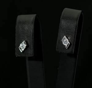 Серебряные серьги 925 пробы 1,42 г с белыми цирконами 0,3 карат Серебряные серьги 925 пробы 1,42 г с белыми цирконами 0,3 карат