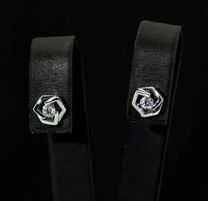 Серебряные серьги 925 пробы 1,9 г с белыми цирконами 0,3 карат Серебряные серьги 925 пробы 1,9 г с белыми цирконами 0,3 карат