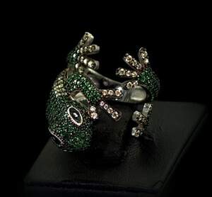 Серебряное кольцо 925 пробы 8,38 г с зелеными та белыми цирконами 6,07 карат Серебряное кольцо 925 пробы 8,38 г с зелеными та белыми цирконами 6,07 карат