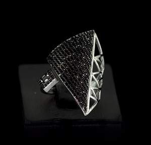 Срібна каблучка 925 проби 6,04 г з чорними цирконами 2,6 карат Срібна каблучка 925 проби 6,04 г з чорними цирконами 2,6 карат