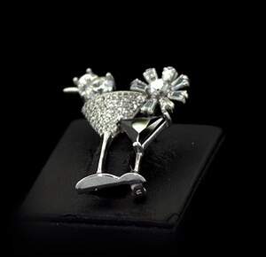 Срібна брошка 925 проби 5,85 г з білими та чорними Альпінітами та цирконами 6,6 карат Срібна брошка 925 проби 5,85 г з білими та чорними Альпінітами та цирконами 6,6 карат