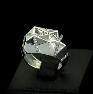 Серебряное кольцо 925 пробы 5,6 г с белыми цирконами 0,7 карат Серебряное кольцо 925 пробы 5,6 г с белыми цирконами 0,7 карат