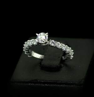 Серебряное кольцо 925 пробы 2,11 г с белыми цирконами 2,25 карат Серебряное кольцо 925 пробы 2,11 г с белыми цирконами 2,25 карат