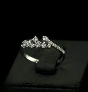 Серебряное кольцо 925 пробы 1,17 г с белыми цирконами 0,65 карат Серебряное кольцо 925 пробы 1,17 г с белыми цирконами 0,65 карат