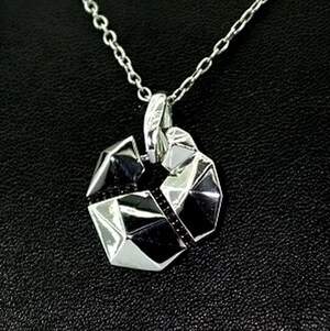 Серебряная подвеска 925 пробы 2,25 г с черными цирконами 0,15 карат Серебряная подвеска 925 пробы 2,25 г с черными цирконами 0,15 карат