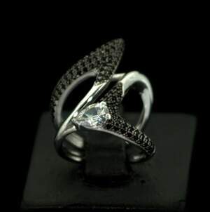 Серебряное кольцо 925 пробы 4,72 г с белым та черными цирконами 1,5 карат Серебряное кольцо 925 пробы 4,72 г с белым та черными цирконами 1,5 карат