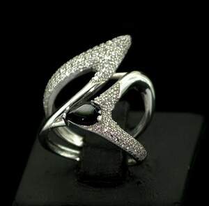 Серебряное кольцо 925 пробы 5,12 г с черным та белыми цирконами 1,5 карат Серебряное кольцо 925 пробы 5,12 г с черным та белыми цирконами 1,5 карат