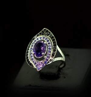 Серебряное кольцо 925 пробы 2,9 г с африканским Аметистом и цирконами 2,14 карат Серебряное кольцо 925 пробы 2,9 г с африканским Аметистом и цирконами 2,14 карат