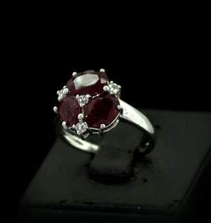 Серебряное кольцо 925 пробы 3,54 г с африканскьми Роял Рубінами класса АААА и цирконами 2,39 карат Серебряное кольцо 925 пробы 3,54 г с африканскьми Роял Рубінами класса АААА и цирконами 2,39 карат