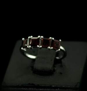 Серебряное кольцо 925 пробы 1,79 г с мозамбикскими Гранатами 2,2 карат Серебряное кольцо 925 пробы 1,79 г с мозамбикскими Гранатами 2,2 карат