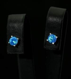 Серебряные серьги 925 пробы 1,21 г с гидротермальными Опалами 0,49 карат Серебряные серьги 925 пробы 1,21 г с гидротермальными Опалами 0,49 карат