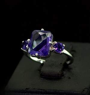 Серебряное кольцо 925 пробы 2,49 г с африканскими Аметистами 3,4 карат Серебряное кольцо 925 пробы 2,49 г с африканскими Аметистами 3,4 карат