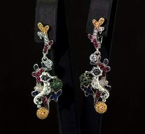 Срібні сережки 925 проби 6,15 г з кольоровими цирконами та емаллю 2,79 карат Срібні сережки 925 проби 6,15 г з кольоровими цирконами та емаллю 2,79 карат