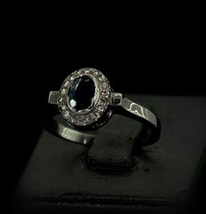 Срібна каблучка 925 проби 4,2 г з шрі-ланк. Сапфіром АААА 1 карат та Діамантами 4/6 0,15 карат Срібна каблучка 925 проби 4,2 г з шрі-ланк. Сапфіром АААА 1 карат та Діамантами 4/6 0,15 карат