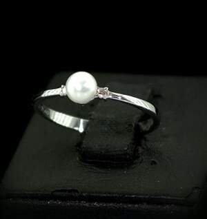 Срібна каблучка 925 проби 1,34 г з Перлиною та африканськими Діамантами VVS1 1,03 карат Срібна каблучка 925 проби 1,34 г з Перлиною та африканськими Діамантами VVS1 1,03 карат