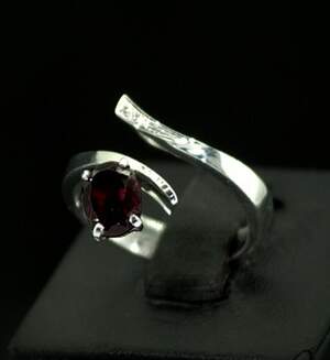 Срібна каблучка 925 проби 3,69 г з Родолітом класу АААА 1,18 карат та Діамантами Кр 57 5/6 0,03 карат Срібна каблучка 925 проби 3,69 г з Родолітом класу АААА 1,18 карат та Діамантами Кр 57 5/6 0,03 карат