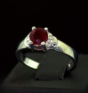 Серебряное кольцо 925 пробы 2,99 г с Рубіном АААА и фианитами 1,32 карат Серебряное кольцо 925 пробы 2,99 г с Рубіном АААА и фианитами 1,32 карат