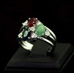 Серебряное кольцо 925 пробы 6,41 гр. с голубыми шри-ланкийскими Сапфирами класса АААА, бразильскими Изумрудами класса АААА, африканскими Роял Рубинами