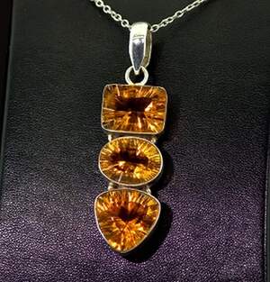 Підвіска у срібному покритті з Імператорськими топазами 11,81 г Підвіска у срібному покритті з Імператорськими топазами 11,81 г