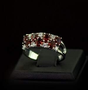 Срібна каблучка 925 проби 3,32 г з Гранатми та фіанітами 2,2 карат Срібна каблучка 925 проби 3,32 г з Гранатми та фіанітами 2,2 карат