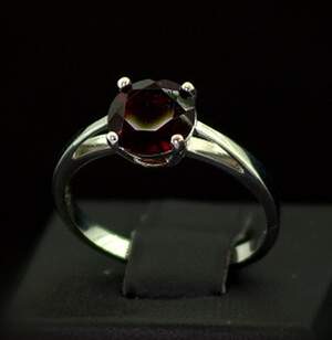 Срібна каблучка 925 проби 2,21 г з Гранатом 2,3 карат Срібна каблучка 925 проби 2,21 г з Гранатом 2,3 карат