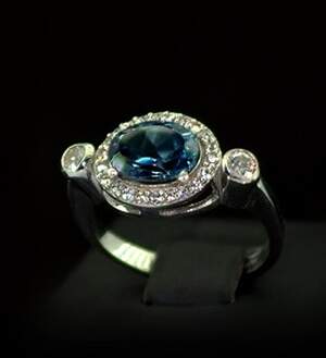 Срібна каблучка 925 проби 3,87 г з Топазом Лондон Блу та фіанітами 6,2 карат Срібна каблучка 925 проби 3,87 г з Топазом Лондон Блу та фіанітами 6,2 карат