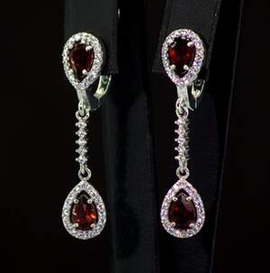 Срібні сережки 925 проби 5,01 г з Гранатами та фіанітами 3,14 карат Срібні сережки 925 проби 5,01 г з Гранатами та фіанітами 3,14 карат