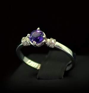 Срібна каблучка 925 проби 1,92 г з африканським Аметистом та фіанітами 0,56 карат
