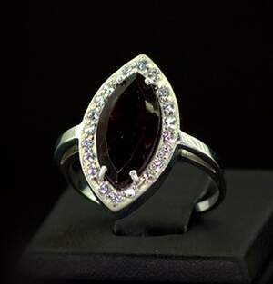 Срібна каблучка 925 проби 4,08 г з Гранатом та фіанітами 4,72 карат