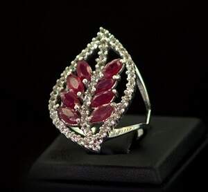 Срібна каблучка 925 проби 5,81 г з Рубінами АААА та фіанітами 4,91 карат Срібна каблучка 925 проби 5,81 г з Рубінами АААА та фіанітами 4,91 карат