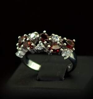 Срібна каблучка 925 проби 2,96 г з чеськими Гранатами та фіанітами 1,93 карат Срібна каблучка 925 проби 2,96 г з чеськими Гранатами та фіанітами 1,93 карат