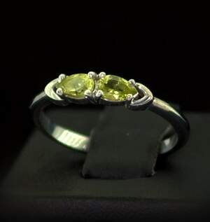 Срібна каблучка 925 проби 1,62 г з єгипетськими Перидотами 0,46 карат Срібна каблучка 925 проби 1,62 г з єгипетськими Перидотами 0,46 карат