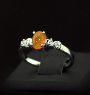 Срібна каблучка 925 проби 2,18 г з вогняним ефіопським Опалом класу АААА та топазами зі США 0,71 карат