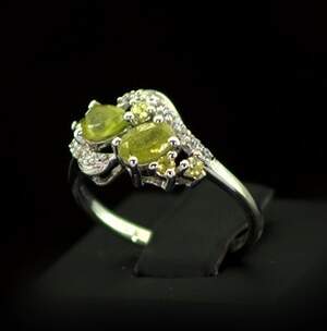 Срібна каблучка 925 проби 2,59 г з норвезькими Сфенами класу АААА та топазами зі США 1,24 карат