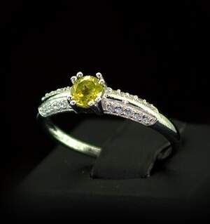 Срібна каблучка 925 проби 1,89 г з норвезьким Сфеном класу АААА та топазами зі США 0,9 карат