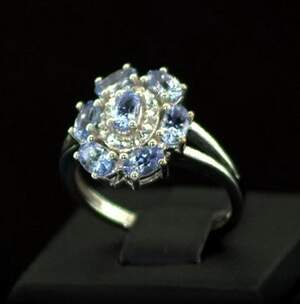 Срібна каблучка 925 проби 3,69 г з Танзанітами класу АААА та топазами зі США 2,06 карат Срібна каблучка 925 проби 3,69 г з Танзанітами класу АААА та топазами зі США 2,06 карат