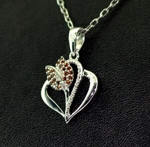 Срібна підвіска 925 проби 1,93 г з червоними австралійськими Діамантами VVS1 0,15 карат Срібна підвіска 925 проби 1,93 г з червоними австралійськими Діамантами VVS1 0,15 карат