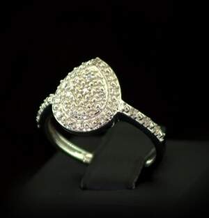 Срібна каблучка 925 проби 3,61 г з білими африканськими Діамантами VVS1 0,16 карат Срібна каблучка 925 проби 3,61 г з білими африканськими Діамантами VVS1 0,16 карат