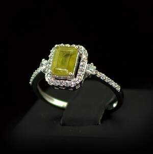 Срібна каблучка 925 проби 2,45 г з норвезьким Сфеном класу АААА та топазами зі США 1,93 карат Срібна каблучка 925 проби 2,45 г з норвезьким Сфеном класу АААА та топазами зі США 1,93 карат