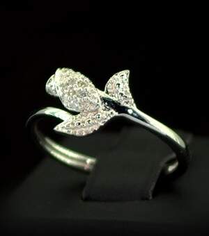 Срібна каблучка 925 проби 2,23 г з білими африканськими Діамантами VVS1 0,1 карат Срібна каблучка 925 проби 2,23 г з білими африканськими Діамантами VVS1 0,1 карат