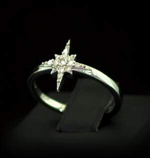 Срібна каблучка 925 проби 2,24 г з білими африканськими Діамантами VVS1 0,1 карат Срібна каблучка 925 проби 2,24 г з білими африканськими Діамантами VVS1 0,1 карат