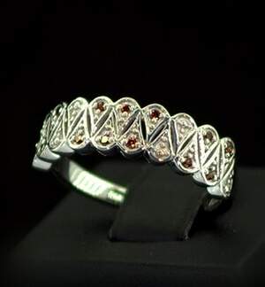 Срібна каблучка 925 проби 3,54 г з червоними австралійськими Діамантами VVS1 0,11 карат Срібна каблучка 925 проби 3,54 г з червоними австралійськими Діамантами VVS1 0,11 карат